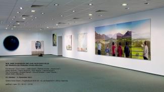 WIR. ANKE DOBERAUER UND IHRE MEISTERSCHÜLER der Akademie der Bildenden Künste München  Eva Blanché | Jiyun Cheon | Judith Grassl | Stefanie Hubner | Hanne Kroll | Analía Martínez | Saskia Neuhaus | Tibor Pogonyi | Manuel Rumpf | Tom Schulhauser | Brigitte Stenzel | Simone Strasser | Lydia Thomas | Adrian Wald | Haiying Xu .  27. Oktober – 2. Dezember 2017  Galerie Weise Extern | Projekträume Brühl 40 - 42 und Rosenhof 4 | 09111 Chemnitz  geöffnet | open: DI – SA 13 – 18 Uhr  Weise Galerie und Kunsthandel In