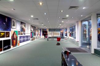   Derzeit organisieren und realisieren wir  den Umzug in neue größere Räume im Chemnitzer Rosenhof.  Nach 28 Jahren Galerietätigkeit und 15 Jahren davon am jetzigen Standort eine neue Herausforderung.  Die Idee mit dem "Kunstsalon Rosenhof", ist durch unsere Ausstellung "WIR. Anke Doberauer und Ihre Meisterschüler der Akademie der Bildenden Künste München" entstanden. Wir wollen Gas geben, immer wieder und immer wieder aufs Neue!   Wir freuen uns auf die Zukunft! Denn:  Das Konzept der 1990 als erste nach d