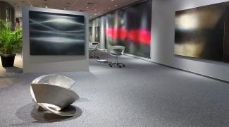 Blick in die Ausstellung. KERSTIN SKRINGER. Im Vordergrund Stahlplastik von WOLFRAM SCHNEIDER.